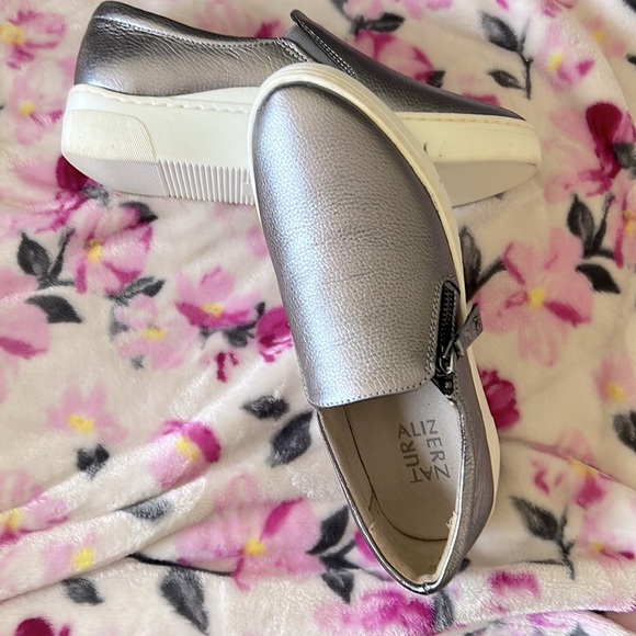 Issac Mizhari pink sneakers w/crystals and white soles. 6M never worn. - Picture 2 of 2